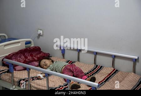 Ein Baby, das an Atemkomplikationen leidet, befindet sich in einer Kindernotaufnahme in einem der städtischen Krankenhäuser in der Hauptstadt Ulaanbaatar, Januar Stockfoto