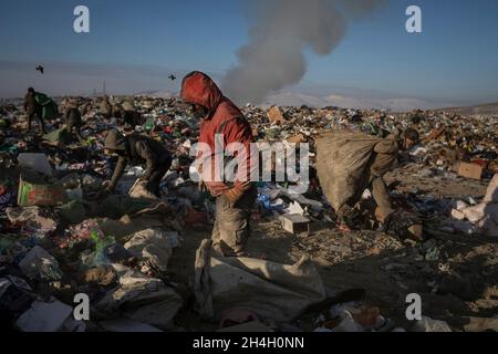 Männer suchen in Ulaanbaatar, einem der Hauptdeponie der Stadt, nach Abfällen, 19. Januar 2019. Die umliegenden Hügel von Ulaanbaatar sind vollgestopft mit neuen Stockfoto