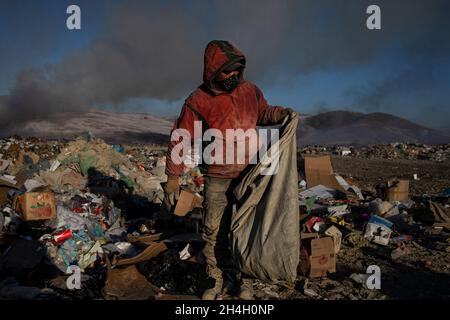 Männer suchen in Ulaanbaatar, einem der Hauptdeponie der Stadt, nach Abfällen, 19. Januar 2019. Die umliegenden Hügel von Ulaanbaatar sind vollgestopft mit neuen Stockfoto