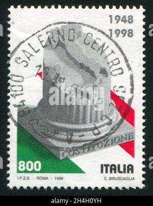 ITALIEN - UM 1998: Briefmarke gedruckt von Italien, zeigt Kolonne und Landkarte von Italien, um 1998 Stockfoto