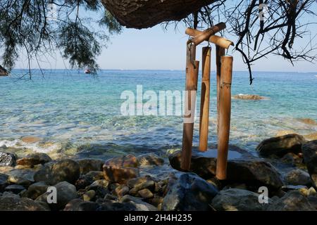 Bambuswindspiel hängt an einem Strand Stockfoto