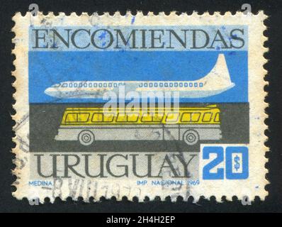 URUGUAY - UM 1969: Stempel gedruckt von Uruguay, zeigt Flugzeug und Bus, um 1969 Stockfoto