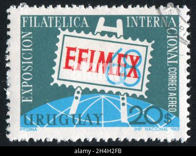 URUGUAY - UM 1969: Briefmarke gedruckt von Uruguay, zeigt EFIMEX und Globe, um 1969 Stockfoto