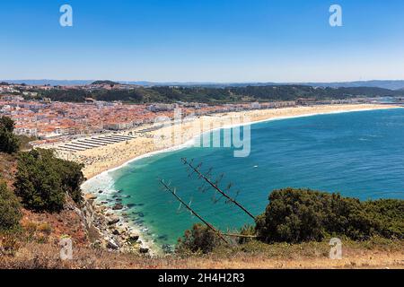 Blick von den Klippen auf das Dorf Nazare und den Strand Praia da Nazare, Atlantikküste, Nazare, Portugal Stockfoto