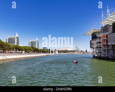 Oceanario de Lisboa mit Blick auf die Zwillingstürme Torres Sao Rafael und Sao Gabriel, moderne Architektur, Parque das Nacaees, Lissabon, Portugal Stockfoto