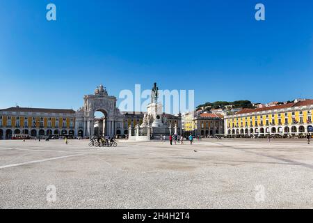 Praca do Comercio mit Triumphbogen Arco da Vitoria, Arco de la Viktoria und Reiterstatue von König Jose I., Santa Maria Maior, Lissabon, Portugal Stockfoto