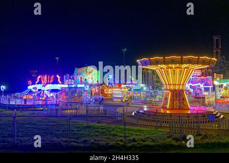 Der Nachtmarkt erleuchtete die hellen Lichter im stadtzentrum von clydebank Stockfoto