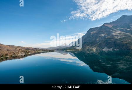 Berge, die sich im See spiegeln, Saint Mary Lake, Glacier National Park, Rocky Mountains, Montana, USA Stockfoto