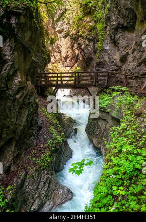 Brücke über einen Bergfluss, enge Schlucht, Schlucht mit Fluss, Wolfsklamm, Stans, Tirol, Österreich Stockfoto