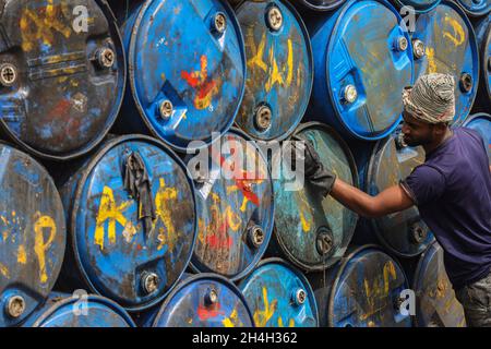 Dhaka, Bangladesch. November 2021. Ein Arbeiter sah in einem Lagerhaus in Dhaka leere Ölfässer zum Recycling waschen. (Foto von MD Manik/SOPA Images/Sipa USA) Quelle: SIPA USA/Alamy Live News Stockfoto