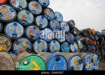 Dhaka, Bangladesch. November 2021. Ein Arbeiter sah in einem Lagerhaus in Dhaka leere Ölfässer zum Recycling waschen. (Foto von MD Manik/SOPA Images/Sipa USA) Quelle: SIPA USA/Alamy Live News Stockfoto