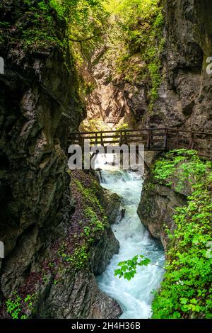 Brücke über einen Bergfluss, enge Schlucht, Schlucht mit Fluss, Wolfsklamm, Stans, Tirol, Österreich Stockfoto