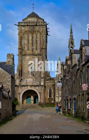 Dorfeingang mit Blick auf die Kirche Saint-Ronan, Locronan (Lokorn), Finistere, Bretagne, Frankreich Stockfoto