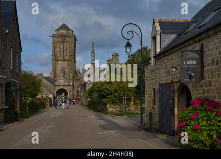 Dorfeingang mit Blick auf die Kirche Saint-Ronan, Locronan (Lokorn), Finistere, Bretagne, Frankreich Stockfoto