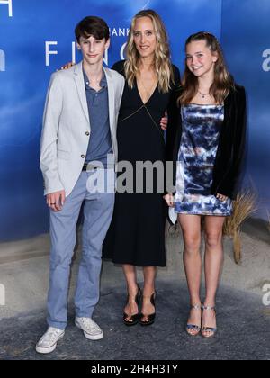 West Hollywood, Usa. November 2021. WEST HOLLYWOOD, LOS ANGELES, KALIFORNIEN, USA - 02. NOVEMBER: Leo Boyer, die Schauspielerin Kim Raver und Ora Duplass kommen zur Los Angeles Premiere von Apple Original Films' 'Finch', die am 2. November 2021 im Pacific Design Center in West Hollywood, Los Angeles, Kalifornien, USA, stattfand. (Foto von Xavier Collin/Image Press Agency) Quelle: Image Press Agency/Alamy Live News Stockfoto