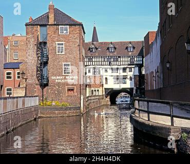 Hohe Street Shops, die über den Fluss Witham, Lincoln, Großbritannien, fahren. Stockfoto