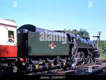 British Railways Standard Class 4 4-6-0 Number 75069 verlassen den Bahnhof von Highley, Highley, Shropshire, England, Großbritannien, Westeuropa. Stockfoto