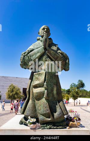 Statue von Papst Paul VI., beten, knien, Bildhauer Joaquim Correia, Heiligtum von Fatima, Fatima, Ourem, Santarem, Portugal Stockfoto