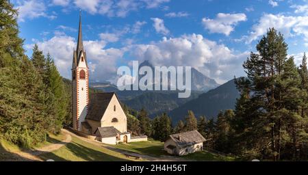 St. Jakob Kirche bei St. Ulrich vor dem Langkofel Berg, Gröden, Südtirol Stockfoto