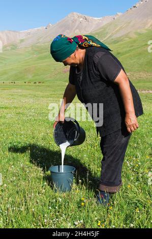 Kirgisin gießt Stutenmilch in einen Eimer, Song Kol Lake, Provinz Naryn, Kirgisistan, Zentralasien Stockfoto