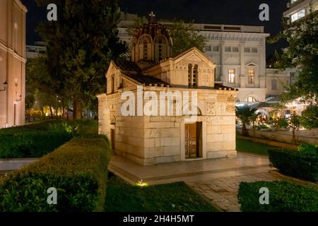 Kirche Panagia Kapnikarea in Athen. Panoramafild eines der ältesten religiösen Gebäude in Griechenland während der Nacht. Stockfoto