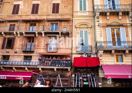 SIENA, ITALIEN-13. Oktober 2018: Touristen wandern durch die Piazza del Campo in Siena. Stockfoto