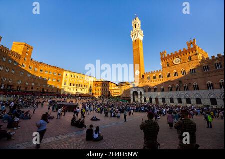 SIENA, ITALIEN-13. Oktober 2018: Touristen wandern durch die Piazza del Campo in Siena. Stockfoto