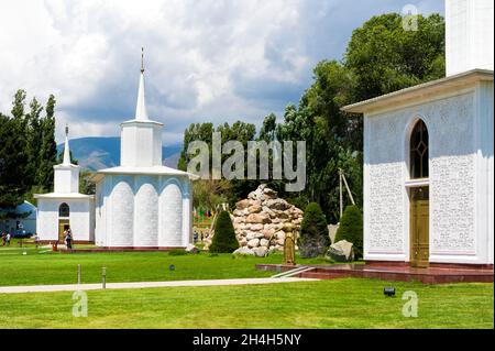 Kapellen verschiedener Religionen, Ruh-Ordo-Kulturzentrum, benannt nach dem berühmten kirgisischen Schriftsteller Chinghis Aitmatov, Issyk-Kul-See, Cholpon-ATA Stockfoto