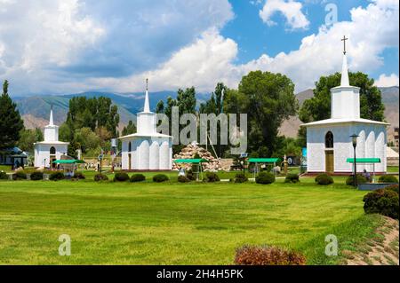 Kapellen verschiedener Religionen, Ruh-Ordo-Kulturzentrum, benannt nach dem berühmten kirgisischen Schriftsteller Chinghis Aitmatov, Issyk-Kul-See, Cholpon-ATA Stockfoto