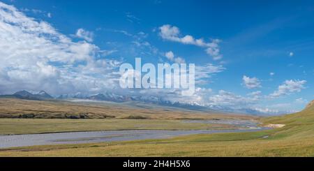 Fluss im Sary-Jaz-Tal, Issyk-Kul-Region, Kirgisistan Stockfoto