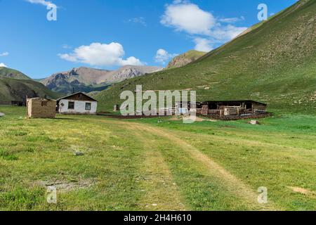 Kleine Siedlung entlang des Bergflusses, Sary Jaz Tal, Issyk Kul Region, Kirgisistan Stockfoto