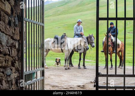 Reiter vor Tash Rabat, Karawanserei aus dem XV. Jahrhundert, Provinz Naryn, Kirgisistan Stockfoto