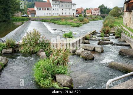 Fischleiter, Werra, Brückenmühle, alte Stadtmauer, Wehr, Themar, Thüringen, Deutschland Stockfoto