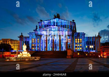 Konzerthaus Berlin Konzertsaal und Schiller-Denkmal während des Festival of Lights, Gendarmenplatz, unter den Linden, Berlin, Deutschland Stockfoto