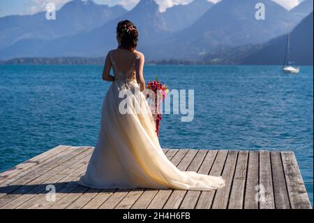 Ein ungewöhnlicher länglicher Brautstrauß in den Händen der Braut. Stockfoto