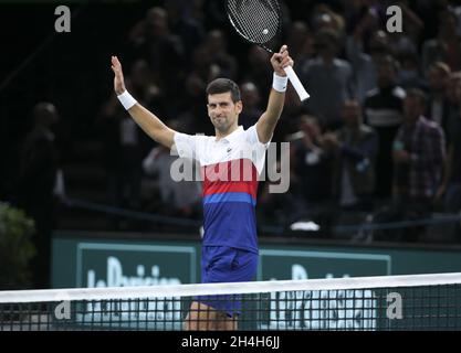 Paris, Frankreich, 2. November 2021, Novak Djokovic aus Serbien feiert seinen ersten Sieg über Marton Fucsovics aus Ungarn am 2. Tag des Rolex Paris Masters 2021, einem ATP Masters 1000 Tennisturnier am 2. November 2021 in der Accor Arena in Paris, Frankreich - Foto: Jean Catuffe/DPPI/LiveMedia Kredit: Independent Photo Agency/Alamy Live News Stockfoto