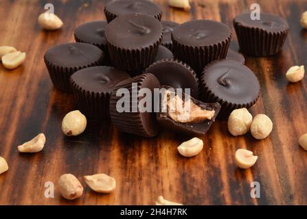 Ein Hügel aus Schokolade Erdnussbutter Tassen auf einem dunklen Holztisch von oben Blick Stockfoto