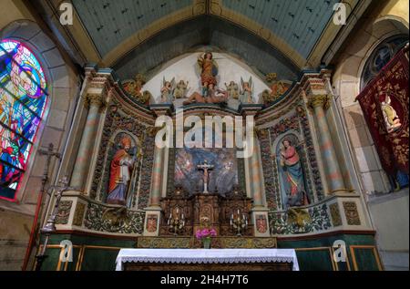 Altar der Küstenkirche Eglise Saint-Michel, Saint-Michel-en-Greve (Breton: Lokmikael-an-Traezh), Cotes-d'Armor, Bretagne, Frankreich Stockfoto