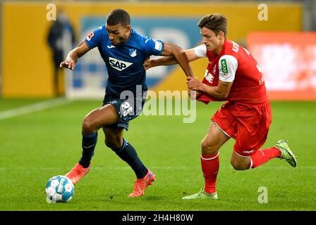 Tackle, Action, Holding, Trikot ziehen, Kevin Akpoguma TSG 1899 Hoffenheim (#25) vs Noah Katterbach 1. FC Köln #03, PreZero Arena, Sinsheim Stockfoto