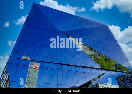 Cube Berlin, würfelförmiges Bürogebäude am Washingtonplatz, Berlin, Deutschland Stockfoto