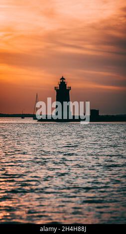 Vertikale Aufnahme des Delaware Breakwater East End Lighthouse auf einem Sonnenuntergang am Himmel in den USA Stockfoto