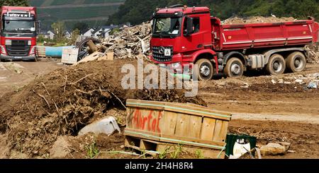 Abfalltransporte im Ahrtal, Hochwasserkatastrophe 2021, Bad Neuenahr-Ahrweiler, Rheinland-Pfalz, Deutschland Stockfoto