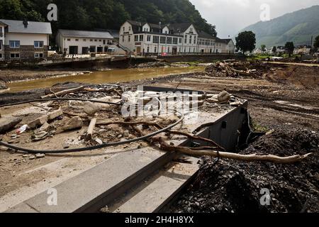 Zerstörte Infrastruktur an der Rotweinstraße, Hochwasserkatastrophe 2021, Ahrtal, Dernau, Rheinland-Pfalz, Deutschland Stockfoto