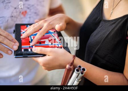 Menschen mit Sehbehinderung mit taktilen Karten, 3D-Modellen von Stadtzentren, Sehenswürdigkeiten, Straßen Stockfoto