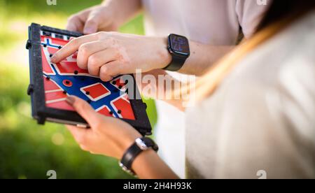 Menschen mit Sehbehinderung mit taktilen Karten, 3D-Modellen von Stadtzentren, Sehenswürdigkeiten, Straßen Stockfoto