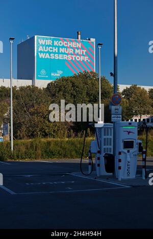 Ladestation und großes Plakat Klimastahl im Werk ThyssenKrupp Steel Bochum, Ruhrgebiet, Nordrhein-Westfalen, Deutschland Stockfoto