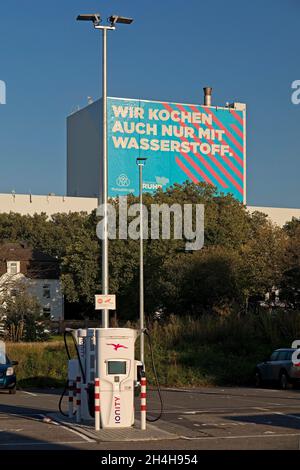 Ladestation und großes Plakat Klimastahl im Werk ThyssenKrupp Steel Bochum, Ruhrgebiet, Nordrhein-Westfalen, Deutschland Stockfoto