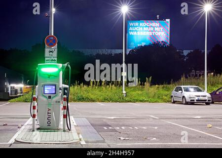 Ladestation und großes Plakat Klimastahl im Werk ThyssenKrupp Steel Bochum, Ruhrgebiet, Nordrhein-Westfalen, Deutschland Stockfoto