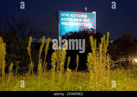 Großes Plakat auf der Autobahn A 40, Klimastahl im Werk ThyssenKrupp Steel Bochum, Ruhrgebiet, Nordrhein-Westfalen, Deutschland Stockfoto