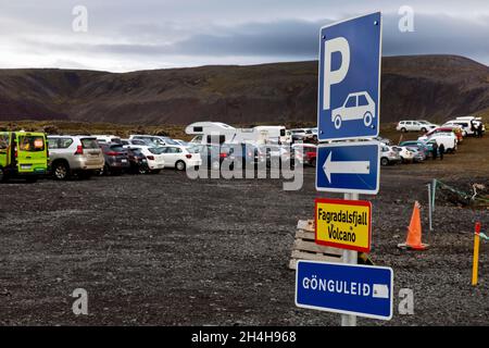 Parkplatz am Vulkan mit vielen Autos, Fagradalsfjall, Reykjanes Peninsula, Island Stockfoto